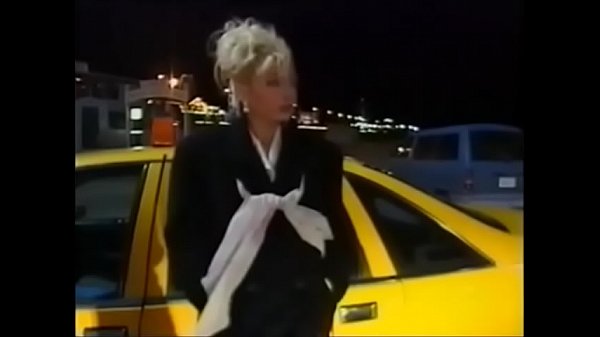 Une beauté blonde prend une bite noire géante dans un taxi, Helen Duval, blonde hollandaise aux gros seins