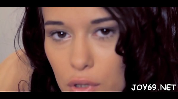 L'adolescente in età legale apre le gambe per un gioco da solista