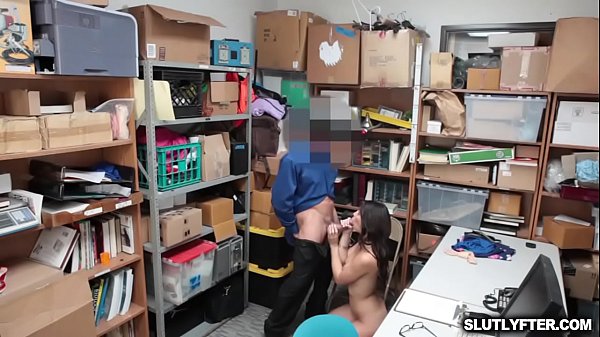 La preziosa Taylor May si riempie la figa con un cazzo enorme