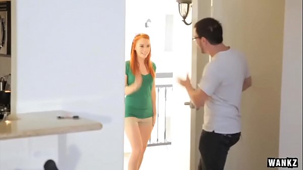 WANKZ- Alyson est légalement obligée de former la nouvelle recrue Kylie pour le rôle principal de T