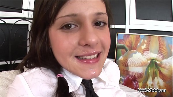 Teenyplayground Il cazzo mostruoso riempie completamente il culo stretto del giovane teenager