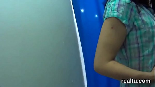 L'incantevole ragazza ceca viene presa in giro nel centro commerciale e penetrata in pov