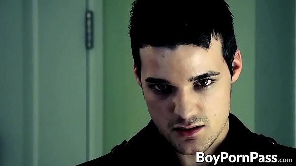 B. Trottel-Vampir genießt den Schwanz und den engen Arsch eines Twinks