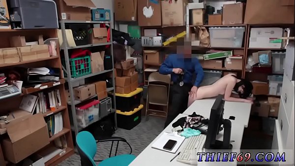 Il primo e l'ultimo porno di una teenager riccia nera Il sospetto è stato colto in flagrante