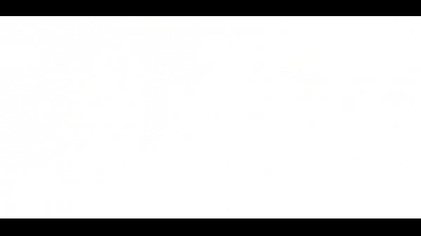 L'adolescente in età legale utilizza strumenti per azioni da solista