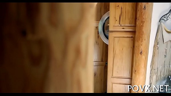 Schönheit verbeugt sich vor einem harten Fick