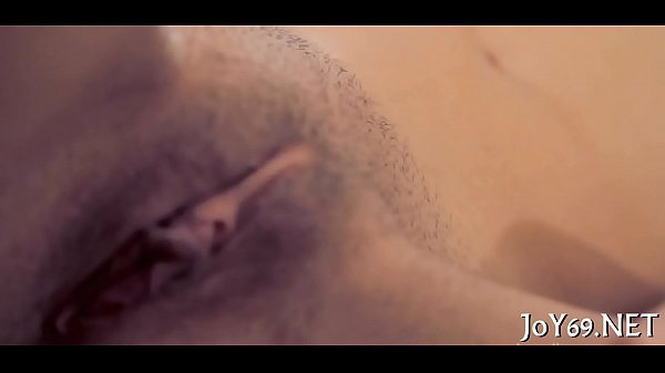 Nena sola se mete los dedos en su fino hueco