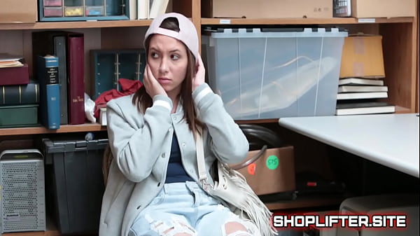 Il taccheggiatore Hayden Hennessy viene arrestato dall'ufficiale