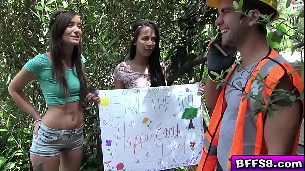 Gia y sus amigas muestran sus tetas naturales y las aprietan