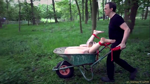 Esclava tetona enjaulada soporta la sumisión