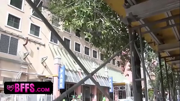 Ragazzi festaioli a cavalcioni di cazzi