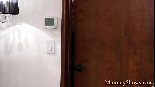 L'adorabile quattordicenne cavalca un grosso cazzo in camera da letto