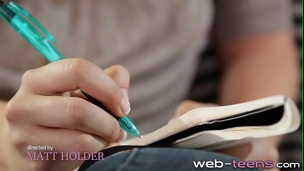 Rubia de pecho plano se frota