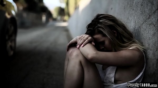 Adolescente senzatetto raccolta e attirata nel sesso