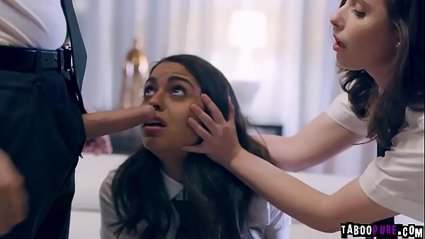 वर्जिन बेब केसी कैल्वर्ट को उसके सहपाठी वियना ब्लैक ने आमंत्रित किया और उसे अपने सौतेले भाई जस्टिन हंट के साथ सेक्स के लिए उकसाया और 3some शुरू किया।