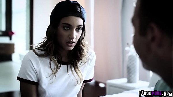 Der geile Stiefbruder Chad White gab seiner lesbischen Teenie-Stiefschwester Uma Jolie eine heiße Sexstunde und entjungferte ihre enge Teenie-Fotze.