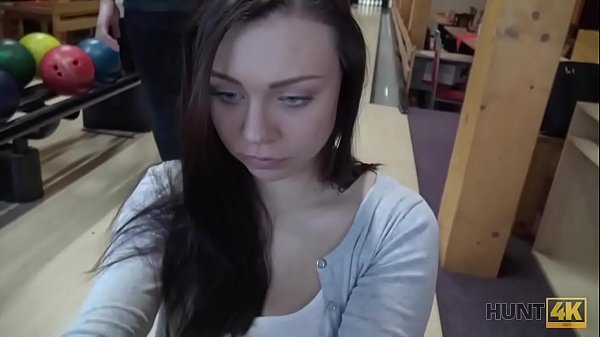 CACCIA4K. La coppia è stanca del bowling, il ragazzo vuole soldi, la ragazza vuole fare sesso
