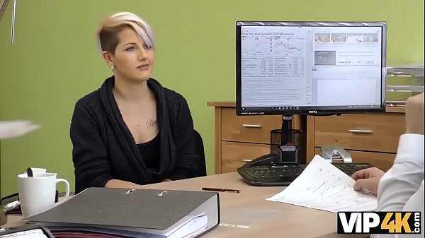 VIP4K. Cagna stravagante usa la sua sessualità per sviluppare i suoi affari