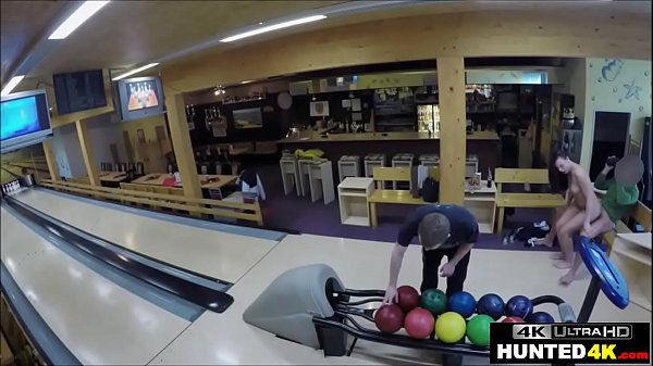 Adolescente riluttante scopa uno sconosciuto per soldi mentre il fidanzato guarda