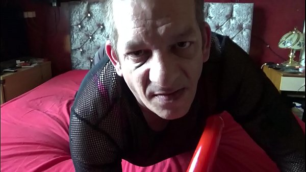 Die bisexuelle Crossdressing-Sissy wird deinen Schwanz wie dieser Gummischwanz lutschen, wenn du seinen Arsch fickst