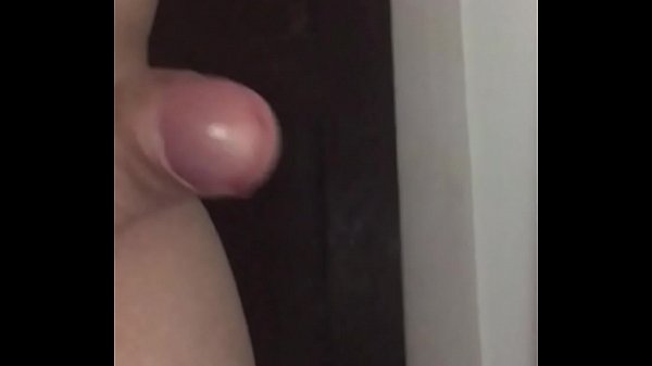 La ragazza è così arrapata che non sopporta il caldo