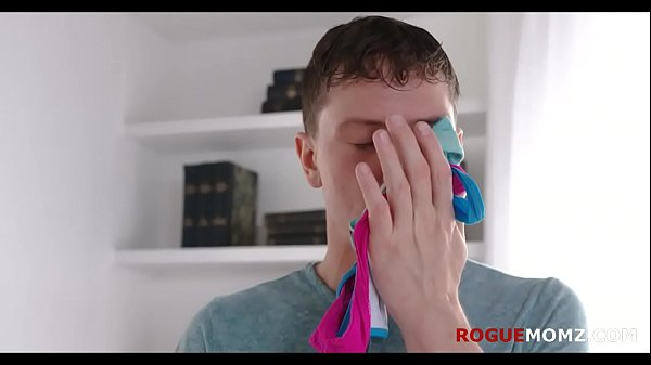 Il fratellastro pervertito annusa le mutandine di pizzo della sorella sorella