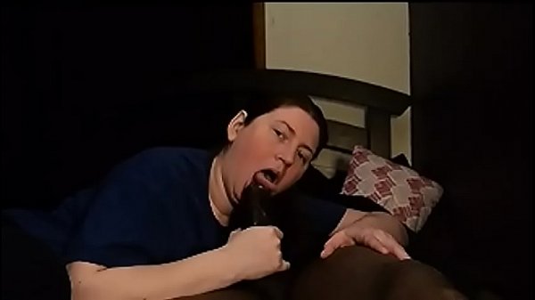 Amazona gruesa le da una mamada salvaje a su novio de una gran polla negra en la cama de su sobrina