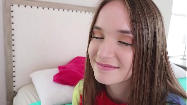 La carina sorellastra bruna (Hazel Moore) masturba il suo grosso cazzo fratellastro