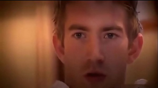 轩尼诗看到她的继弟在他的床上自慰