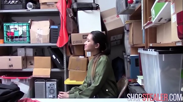 Piccolo ladro che fa un pompino e viene forato