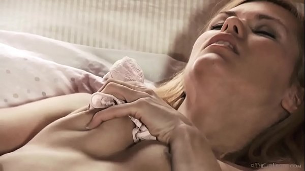 Blonde Delphine masturbiert