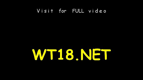 Una ragazza carina si fa scopare a pecorina e poi cavalca un enorme schlong