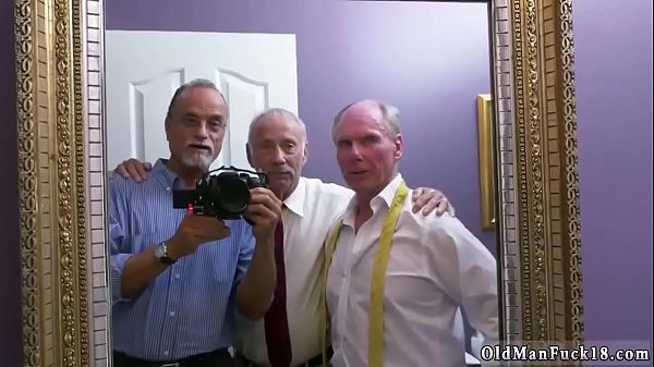 Des hommes plus âgés baisent une adolescente et sortent un soin du visage. Ivy impressionne avec son phat.