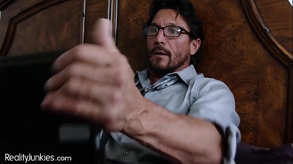 Bắt bố kế của tôi giật con cặc của mình để khiêu dâm tuổi teen!