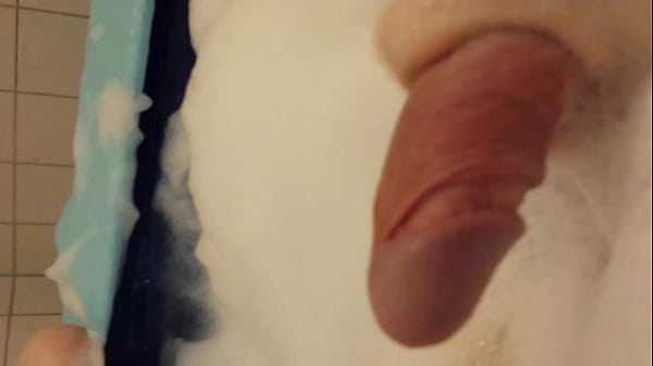 Senjin il Drago si masturba nella vasca