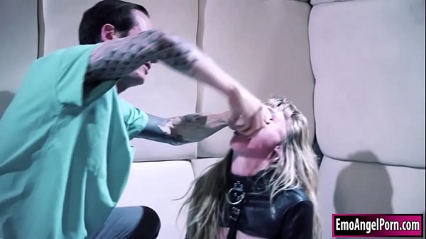 Una ninfomane adolescente gotica si fa curare il cazzo