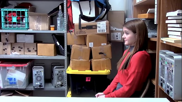 Rosalyn fa le smorfie mentre prende il grosso cazzo carico degli ufficiali arrapati