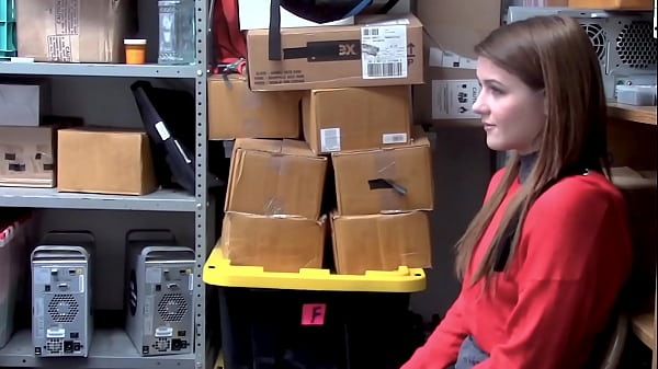 A fofa Rosalyn leva uma surra forte sem piedade depois de ser considerada culpada