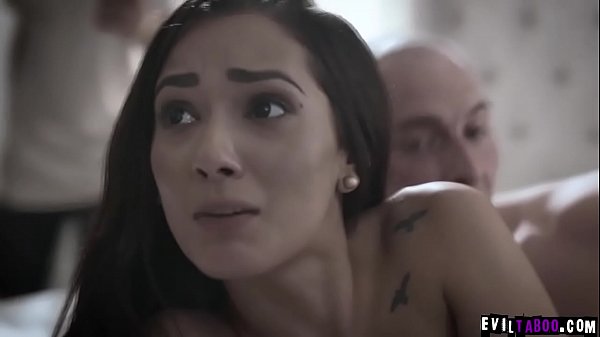 Humilhação total! A adolescente extremamente gostosa Jaye Summers fodeu durante uma festa selvagem!