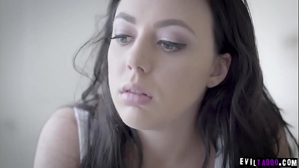 Die kleine Whitney Wright nimmt einen riesigen schwarzen Schwanz