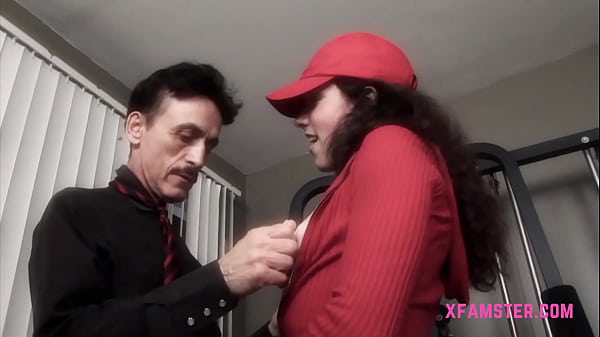 Heiße, feuchte Fotze wird von Petite Babe kräftig mit Kamelzehen gefickt