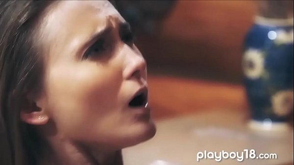 Il bar è chiuso, è ora di scopare la cameriera ucraina