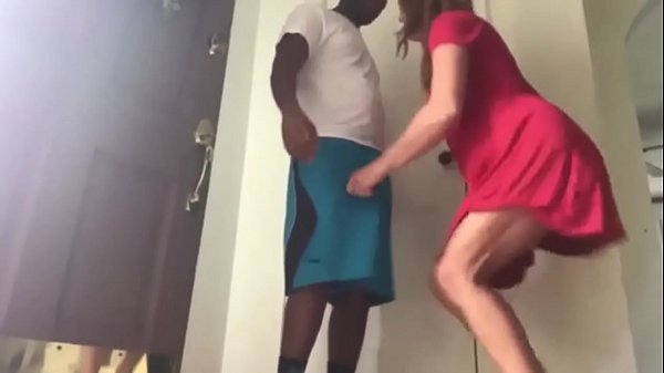 Si filma mentre succhia una noce nera