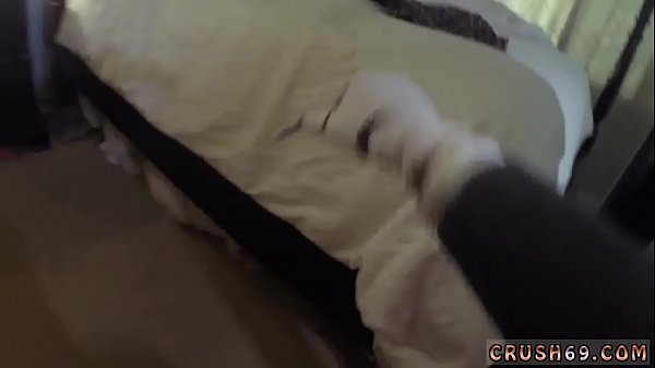 Französischer Teenager. Zum ersten Mal Swalloween-Spaß