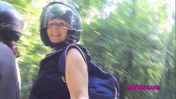 Wenn du mit mir auf meinem Motorrad fährst, gebe ich dir ein schönes Geschenk