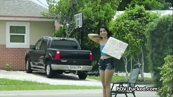 Belle adolescente s'exhibe chez l'adolescente
