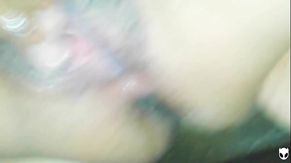 Amateur-Latina-Mädchen spritzt mehrmals auf ihre Muschi, Squirter