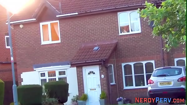 Leeds-Nerd lutscht POV, bis er abspritzt