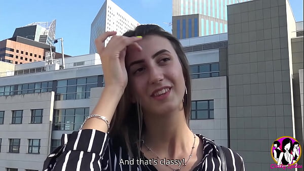 La troia bomba Lina Luxa con le gambe infinite fa una gang bang con 3 uomini