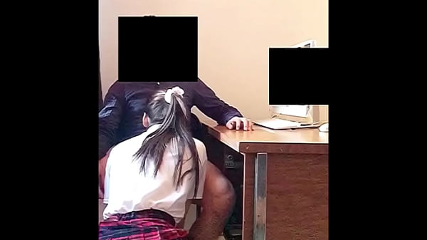 ¡Le chupa la POLLA a su profesor en el aula! ¡Colegiala mexicana chupando la POLLA DE su PROFESOR en un salón de clases!
